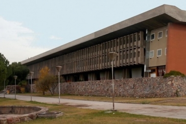 Mendoza: suspendieron a 6 alumnos de Ciencias Públicas por notas truchas