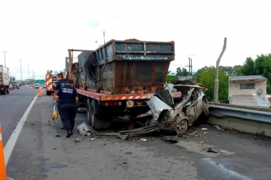 Un joven murió tras chocar contra un camión detenido en la Autopista Buenos Aires - La Plata