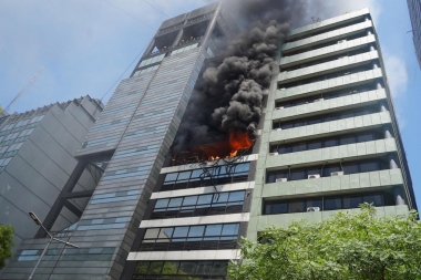Una mujer murió y 43 personas fueron hospitalizadas tras la explosión y el incendio en el edificio del centro