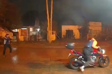 Un policía de civil mató a un motochorro que quiso robarle la moto y quedó detenido