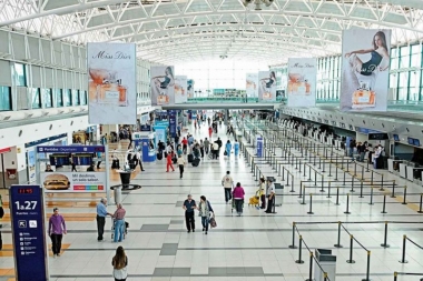 Insólito: una mujer realizó una falsa amenaza de bomba en el aeropuerto de Ezeiza para no perder el vuelo
