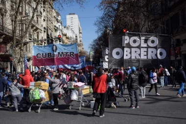 Caos en el centro porteño: piqueteros reclaman una reunión con Sergio Massa y un bono