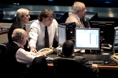 Los bonos en dólares subieron hasta 7% y se recuperaron las acciones en Wall Street