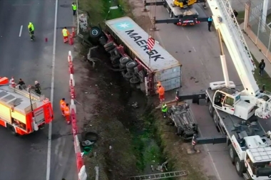 Tragedia en Panamericana: un camión volcó y cayó sobre un auto donde había una familia