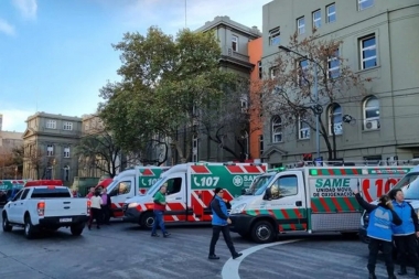 Suspenden cirugías y trabajan 25 ambulancias del SAME por la presencia de humo en la ex Casa Cuna