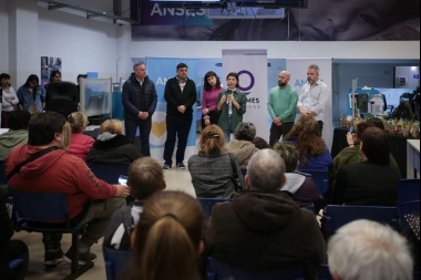 Mayra Mendoza entregó resoluciones de Anses: “Hay gobiernos que trabajan para garantizar derechos como este y otros a los que no les importa”