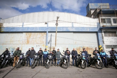 Políticas de seguridad: Mayra Mendoza entregó material de trabajo a efectivos del escuadrón motorizado