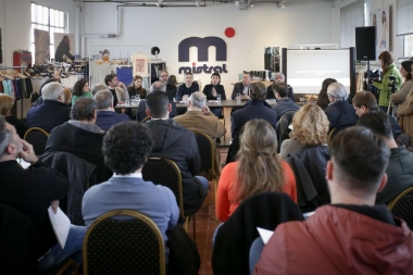 Mayra Mendoza, Augusto Costa y Walter Correa en un encuentro con autoridades de la cadena textil y confección de prendas de vestir