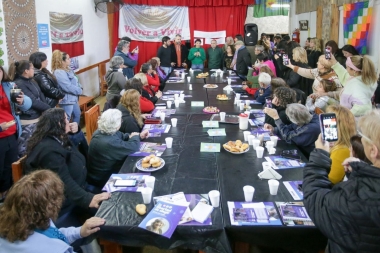 Mayra Mendoza se reunió con vecinos y vecinas de Villa Alcira en el CJYP “Volver a Vivir”