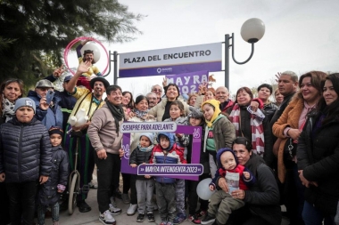 Mayra Mendoza recorrió La Cañada y compartió una jornada de vacaciones de invierno en la plaza Del Encuentro