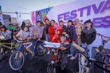 Mayra Mendoza celebró el día de las niñeces junto a miles de chicas, chicos y familias en el Polideportivo Reinaldo Gorno