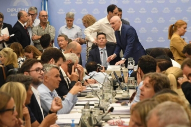 Ley ómnibus: tras negociar hasta último minuto, el oficialismo logró dictamen de mayoría con disidencias