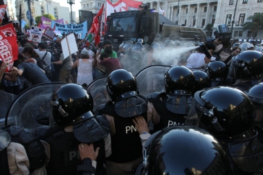 Represión en la Plaza Congreso en el segundo día de debate de la Ley Ómnibus