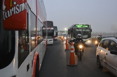 Continúa la protesta en la Autopista Buenos Aires-La Plata por un piquete, hay demoras y amenazan con ampliar la medida