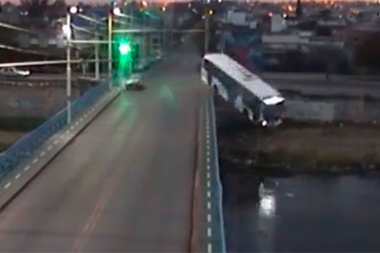 Córdoba: un colectivo con pasajeros cayó desde un puente