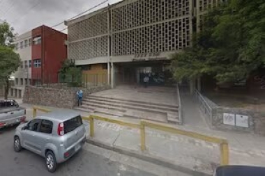 Córdoba: balearon a una adolescente de 15 años, saliendo del colegio, para robarle el celular y la mochila