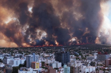 Incendios forestales en Córdoba: vecinos debieron evacuar sus casas en Carlos Paz