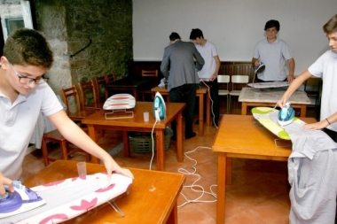Colegio decide enseñar a sus alumnos cómo coser, planchar y cocinar