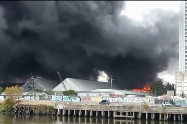 Avellaneda: impresionante incendio en una fábrica de aerosoles