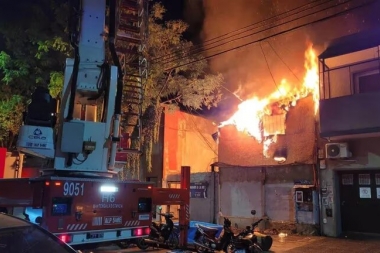 Incendio en Villa Ortúzar: confirmaron el fallecimiento de una mujer