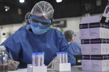 ¿Quiénes y desde cuándo empezarían a recibir la cuarta dosis contra el COVID-19?