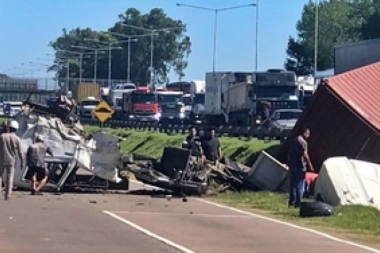Fuerte choque de dos camiones en la Panamericana: hay dos heridos