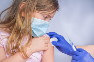 La vacuna Pfizer para bebés y niños menores de 5 años podría estar disponible en febrero