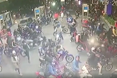 Ataque "piraña" en Bernal: 50 motociclistas roban nafta de una estación de servicio