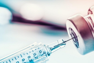 Se evalúa combinar dosis de distintos laboratorios para poder completar la vacunación
