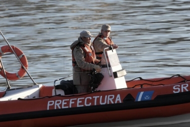 Buscan a dos personas desaparecidas tras el choque entre una lancha y un bote