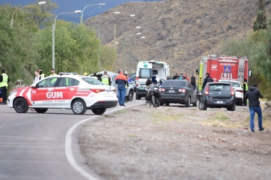 Accidente fatal en Mendoza: volcó una camioneta que llevaba estudiantes y murió una joven de 19 años