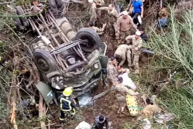Desbarrancó un camión del Ejército en Neuquén: hay al menos 4 muertos y 18 heridos