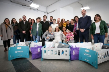 Mayra Mendoza y Nicolás Kreplak entregaron kits del programa Qunita Bonaerense a familias quilmeñas