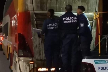 Violento ataque en Ruta 2: dispararon más de 50 balazos a dos colectivos e investigan un conflicto entre empresas