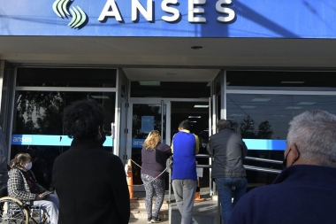 El Gobierno analiza pagar un bono a jubilados y pensionados para el mes de abril
