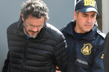 El acusado de asesinar a sus padres apuntó contra el médico que hizo las autopsias y pidió su detención