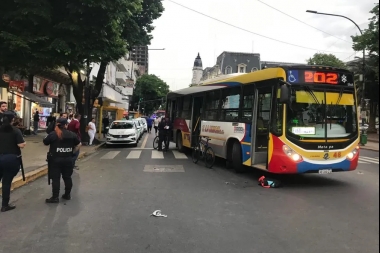 La Plata: Un ciclista esquivó a un taxista que abrió la puerta sin mirar y murió atropellado por un colectivo