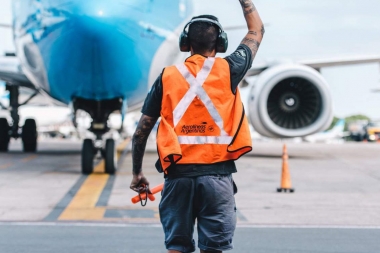 Protesta gremial: Aerolíneas Argentinas reprogramó 101 vuelos afectando a más de 12.000 pasajeros