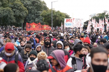 Piqueteros vuelven a marchar por el centro porteño: denuncian que el Gobierno recortó a la mitad la ayuda a comedores
