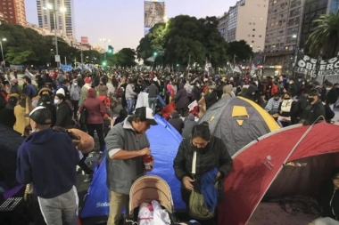 Piqueteros acamparán frente a Desarrollo Social por tiempo indeterminado para exigir el pago de los planes sociales "demorados"