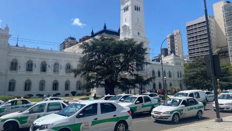 Taxistas de La Plata movilizan a la Municipalidad para exigir el bloqueo de las apps de transporte ilegal