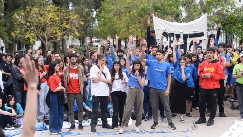 En la previa a la marcha de antorchas, las facultades de la UNLP siguen con tomas, asambleas y clases públicas