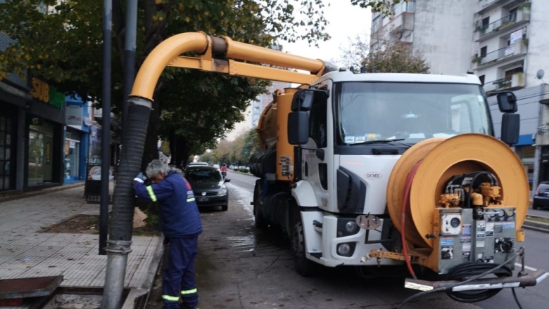 El Municipio refuerza la limpieza de sumideros con equipos vactor para evitar anegamientos