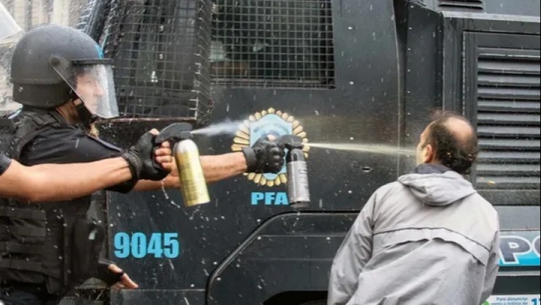 Marcha de jubilados, con represión policial: dos detenidos y decenas de afectados por el gas pimienta