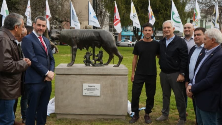 El Municipio y la comunidad italiana presentaron la Loba Capitolina en Plaza Italia