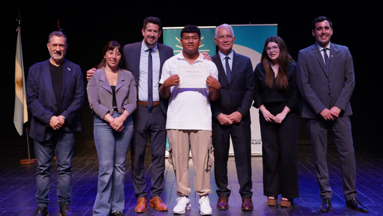 Alak acompañó la premiación a los mejores promedios secundarios y de educación para adultos