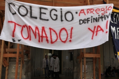 toma de escuelas: los padres deberán retirar a sus hijos o hacerse cargo del vandalismo