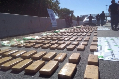 La Policía Local y la delegación de drogas ilícitas de la plata en megaoperativo incautaron una camioneta con 242 kilos de marihuana