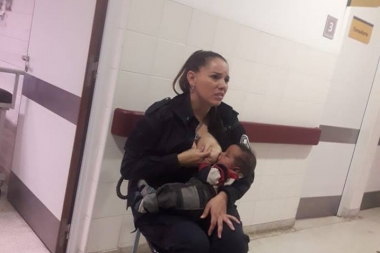 El oficio de ser mamá: ocurrió en el hospital de niños “sor maría ludovica” cuando la agente escuchó el llanto del bebé