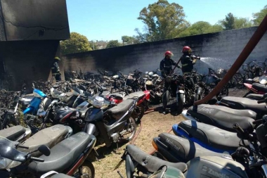 Córdoba Insólito: Policías hicieron un asado, y sin querer quemaron 77 motos secuestradas